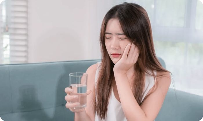 이 시린 원인에 대해 고민하는 여자